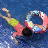 ホリデイインエクスプレスのプールで泳ぐ子供